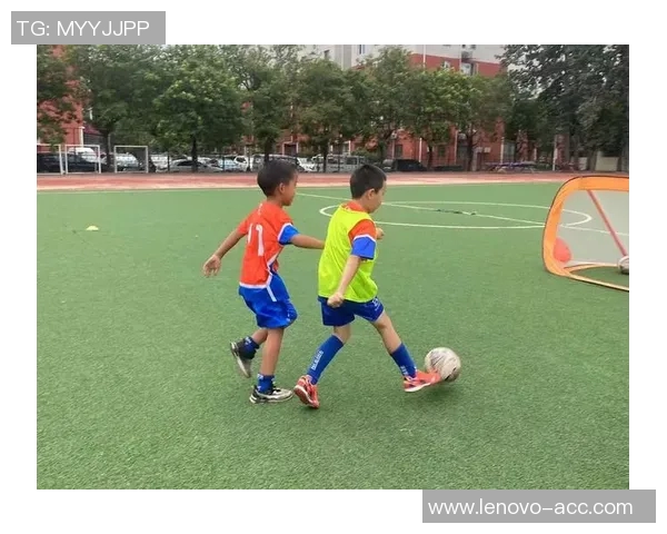 骑单车的足球明星如何在绿茵场上展现速度与激情的完美结合 骑单车的足球明星如何在绿茵场上展现速度与激情的完美结合