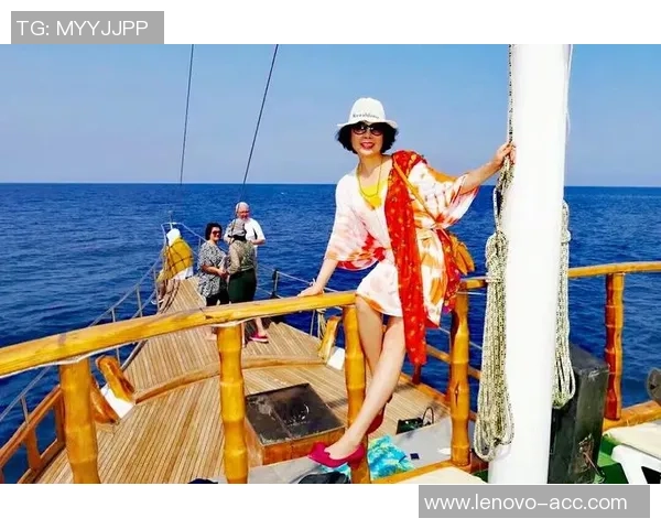 在街头邂逅足球传奇老人的温暖瞬间与人生感悟