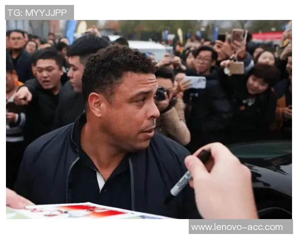 足球明星情感风波揭露队友隐秘恋情引发舆论热议与争议